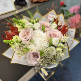 Buchet “Blessed” cu hortensie, trandafiri, stejar